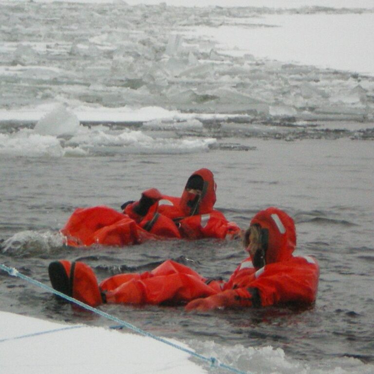 Pole Nord - Laponie - Suède - se baigner dans l'eau glacée - expérience Suède - voyage atypique